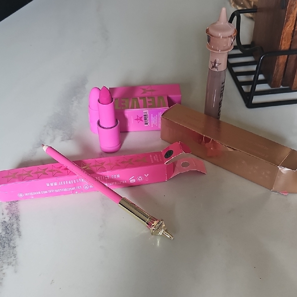 Jeffree Star Pink Lipstick and Lip Liner Set
